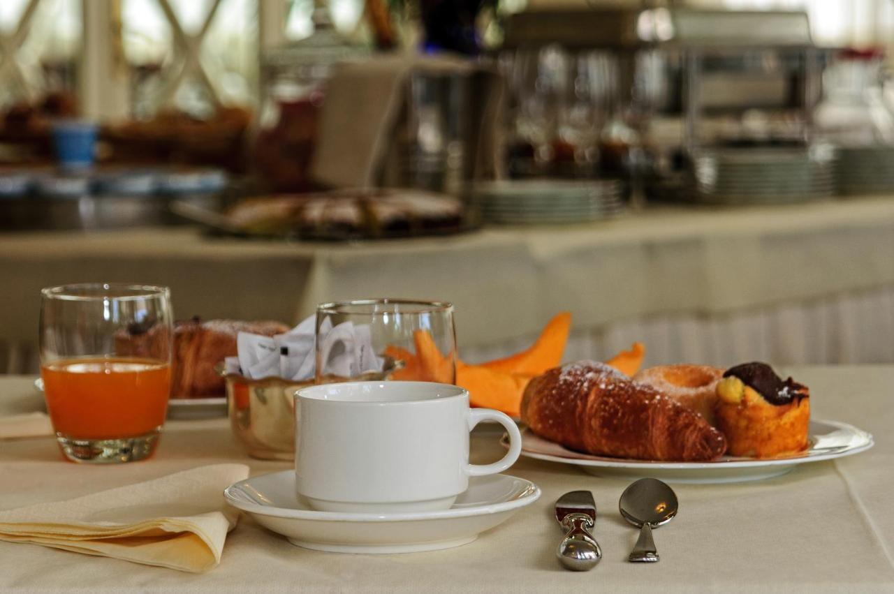 Hotel Coluccini มารินา ดิ เปียตราซันตา ภายนอก รูปภาพ