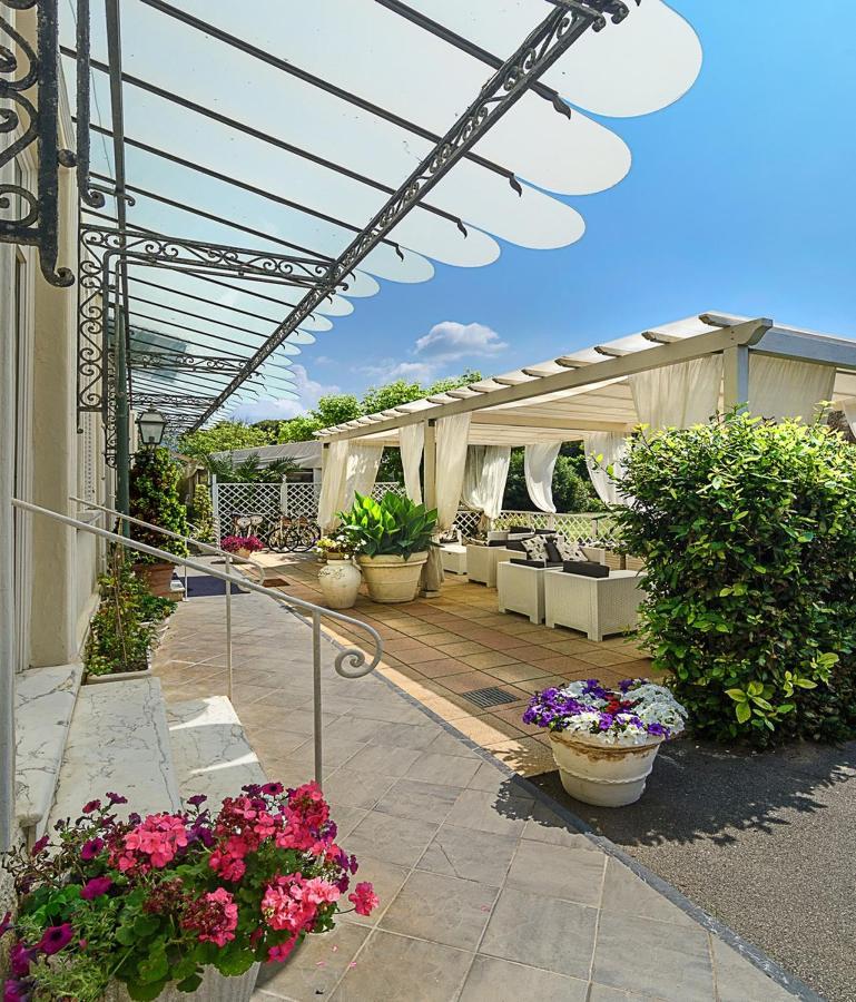 Hotel Coluccini มารินา ดิ เปียตราซันตา ภายนอก รูปภาพ