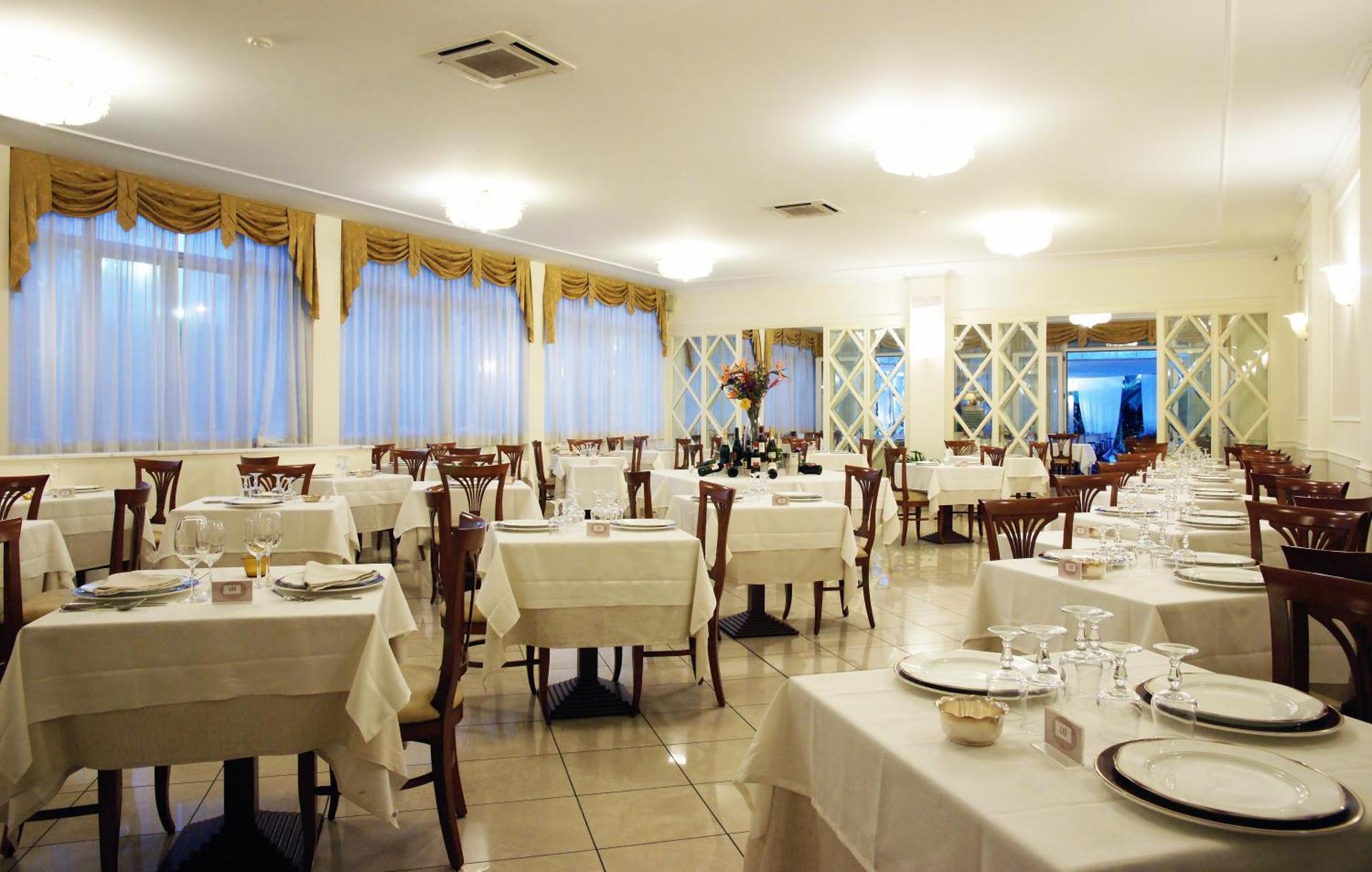 Hotel Coluccini มารินา ดิ เปียตราซันตา ภายนอก รูปภาพ
