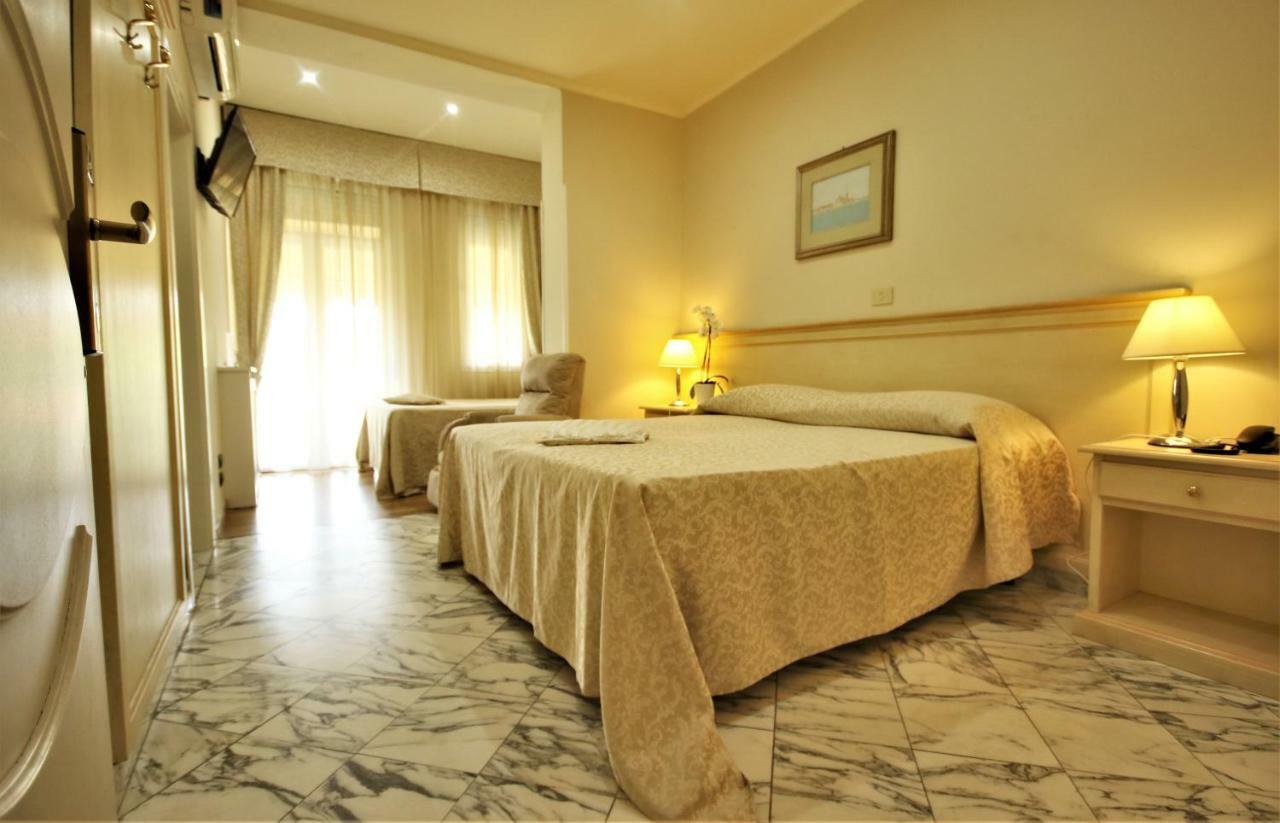 Hotel Coluccini มารินา ดิ เปียตราซันตา ภายนอก รูปภาพ