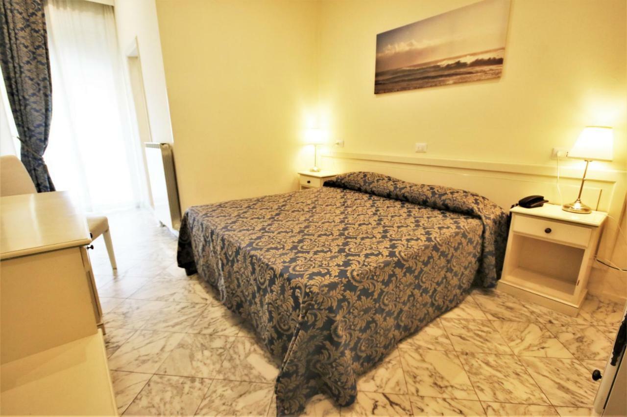 Hotel Coluccini มารินา ดิ เปียตราซันตา ภายนอก รูปภาพ
