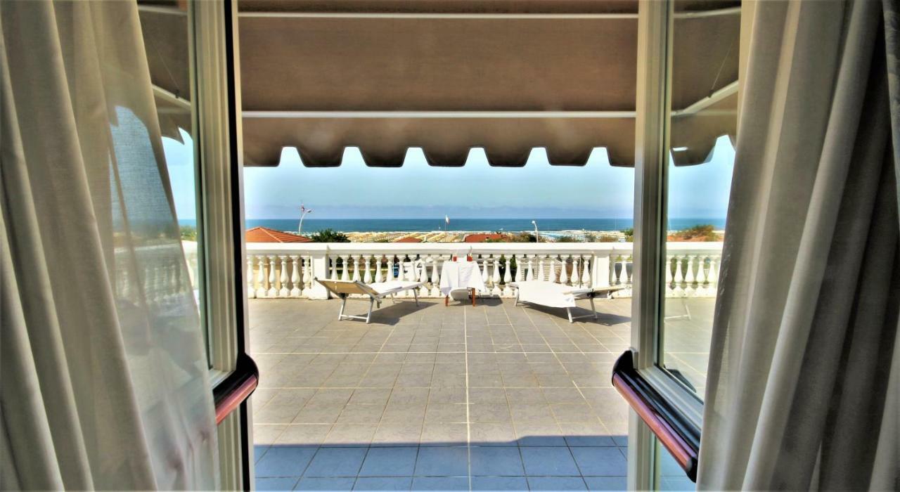 Hotel Coluccini มารินา ดิ เปียตราซันตา ภายนอก รูปภาพ