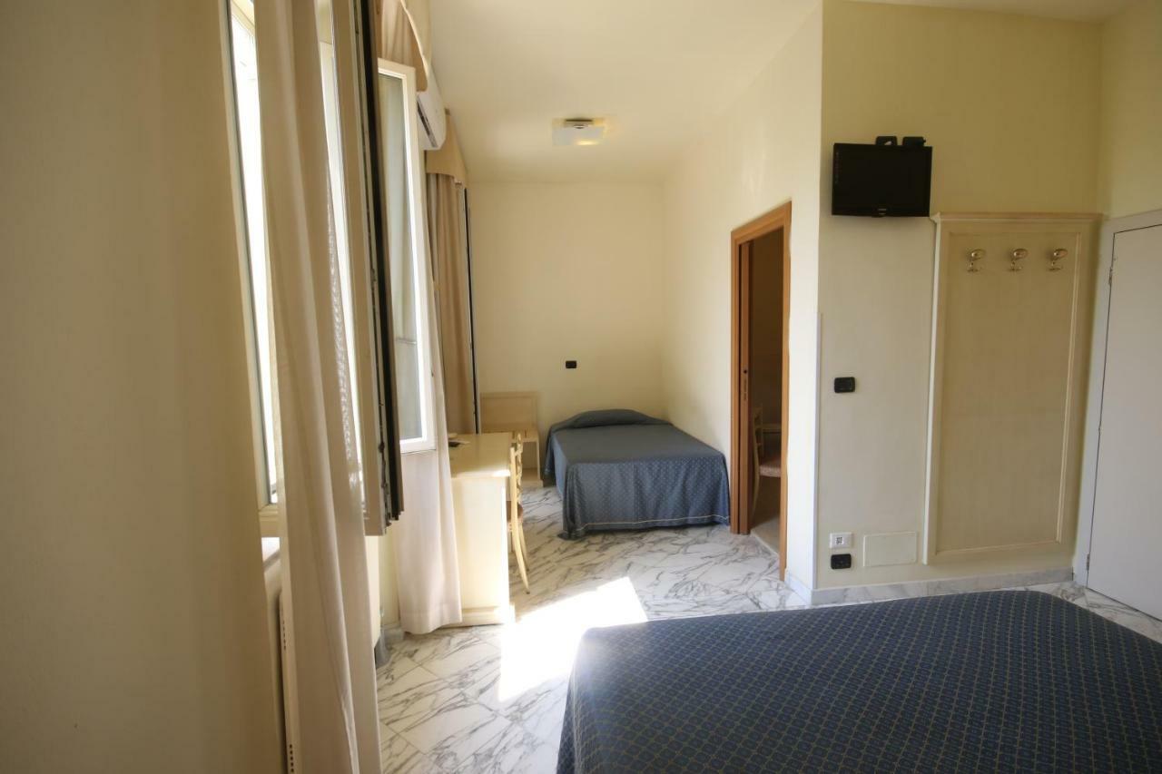 Hotel Coluccini มารินา ดิ เปียตราซันตา ภายนอก รูปภาพ