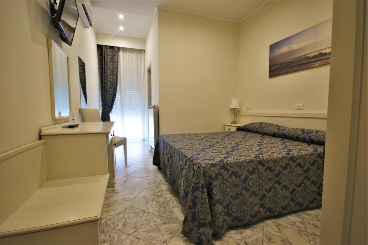 Hotel Coluccini มารินา ดิ เปียตราซันตา ภายนอก รูปภาพ